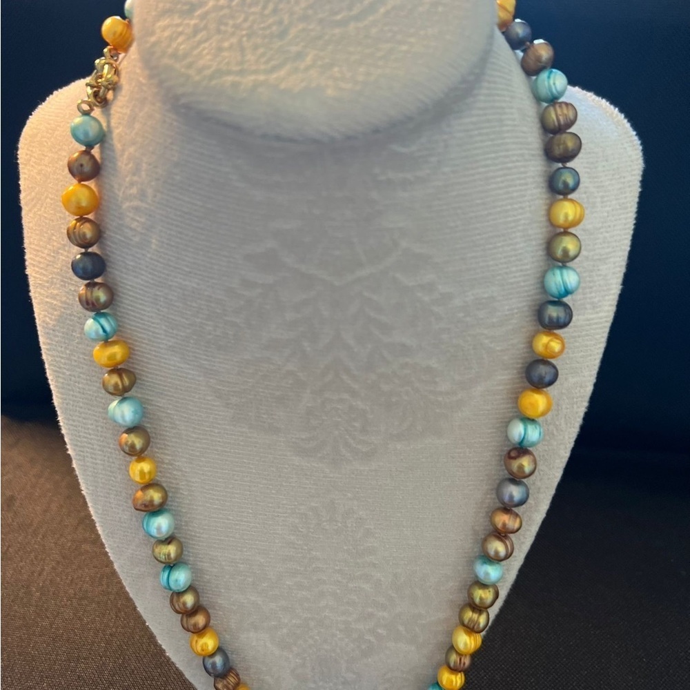 Elegant Multicolor Pearls Necklace - Picture 2 of 2